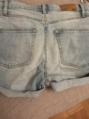 Ljusblå denimshorts med uppvik - Jeansshorts från lager 157 i stl Xs