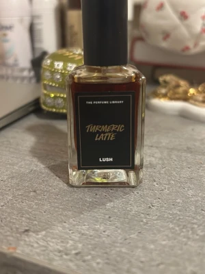 Lush Turmeric Latte parfym - Turmeric Latte från Lush , sprutat några gånger. 30 ml