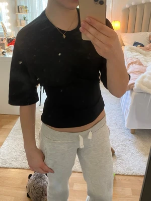 Nelly knyt topp  - Topp från Nelly med knyt detalj i ryggen, fint skick och storlek xs.🥰