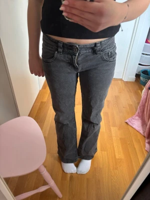 Grå bootcut jeans med fickor🫶🏻 - Säljer ett par grå lite baggy, bootcut jeans med snygga detaljer och knappar på bakfickorna. Jeansen har klassisk femficksdesign och är tillverkade i denim med lite stretch för skön passform. Perfekta för dig som gillar en avslappnad och trendig look. Super snygga!🤍
