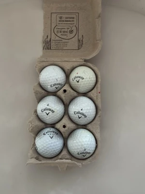 Callaway golfbollar 6st - Fina begagnade Callaway golfbollar som är i bra skick och är redo att användas på golfbanan!👍