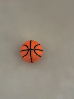 Mini basketbollformad golfboll - En basketgolfboll som är extra stylig att ha ute på golfbanan och är i väldigt bra skick 👍