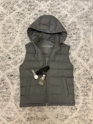 Grå dunväst med huva från Bruun & Stengade - Snygg grå dunväst från Bruun & Stengade med quiltad design och praktisk huva | Size är på pappret S men passar M. För stor för mig som är 176