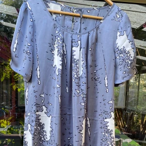 Soyaconcept klänning ljusblå vit stl 44 - En blå och vit klänning från Soyaconcept med korta ärmar och ett abstrakt mönster. Klänningen har en rund halsringning och en lös passform som ger en bekväm känsla. Perfekt för en avslappnad stil. Lätt begagnad, skicket är fint.