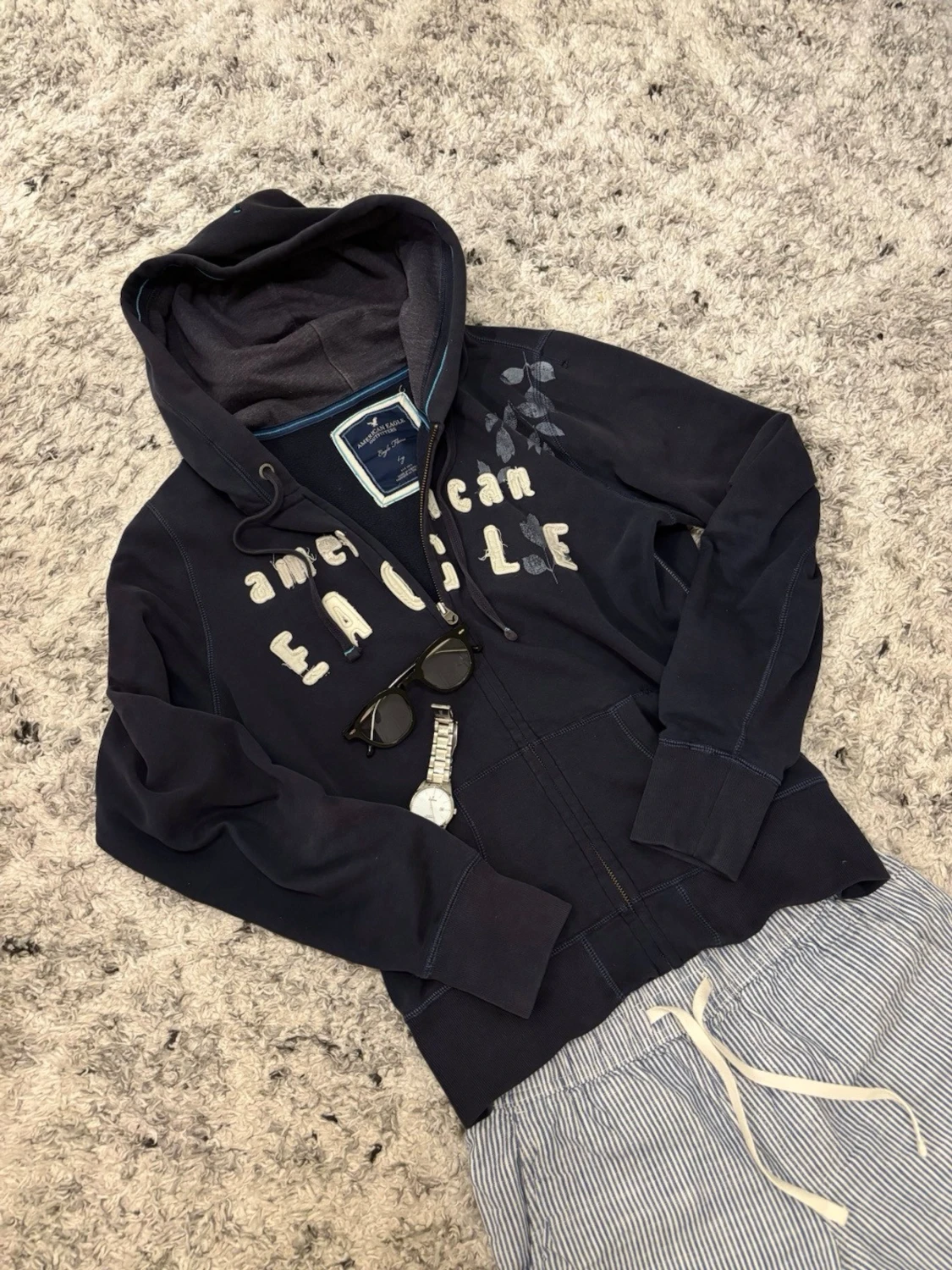 Mörkblå hoodie från American Eagle