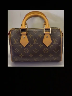 LV Speedy 20 - Speedy i 20cm, köpt här på plick så kan inte säga att den är 100% äkta men kvaliteten är superbra och den är i väldigt gott skick, buda gärna!! Köpte för 9500kr 