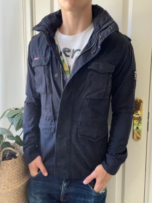 Superdry jacket  - Superdry jacket, Inga defekter! Modellen i bilderna är 180 cm 75 kg och bär Storlek S , Kom med frågor! 🌟 (Kan gå ned i pris vid köp av paket 😉) 