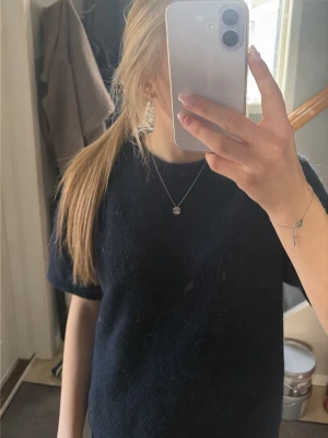 Mörkblå stickad t-shirt -  mörkblå stickad t-shirt med korta ärmar 