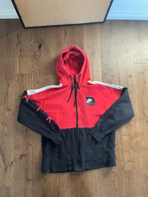Nike Air röd hoodie - 🏷️ Brand: Nike air 📐 Size: M 🎨 Color: Black, red, white  🧵 Material: 80% Cotton 20% Polyester 👕 Fit: Regular 📏 Length: Regular ⭐ Condition: Worn a few times ⚠️ Defects: None