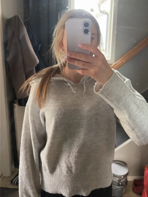 Stickad hoddie  - Stickad hoddie med snören