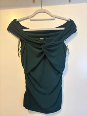 Topp från bikbok - En jätte fin fest topp från bikbok använd en gång jätte bra skick och jätte snygg