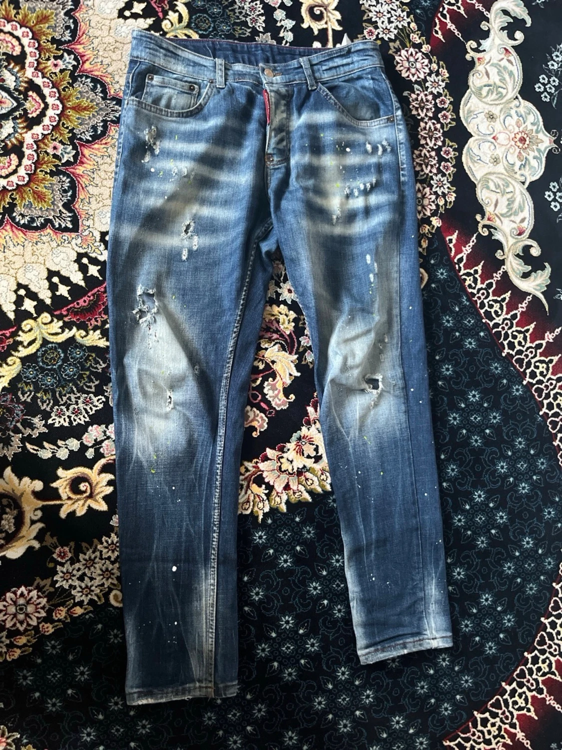 Blå distressed jeans med färgstänk
