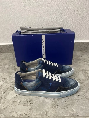 Helt Nya Jacob Cohën Sneakers - Helt Nya Jacob Cohen Skor || Storlek 41,5 || Nypris ca 7000kr || Mitt pris 3299kr || Box och Dustbag medföljer vid köp || Tveka inte på att höra av dig vid frågor eller funderingar 