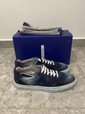 Helt Nya Jacob Cohën Sneakers - Helt Nya Jacob Cohen Skor || Storlek 45 || Nypris ca 7000kr || Mitt pris 3299kr || Box och Dustbag medföljer vid köp || Tveka inte på att höra av dig vid frågor eller funderingar 