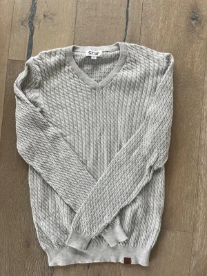 Ljusgrå stickad tröja från CRW - Snygg ljusgrå stickad tröja från CRW med V-ringning🌸