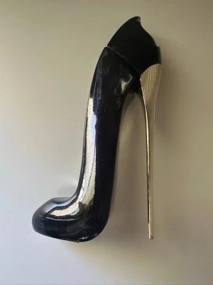 Liknar en populär parfym  - Inte äkta se bild hur mycket som är kvar 