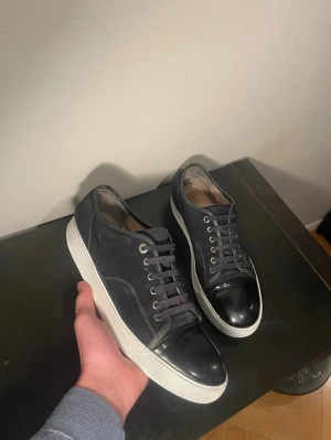Svarta sneakers från Lanvin - Snygga skor från Lanvin / skick 7,5/10 inuti hälen är i sådär skick annars fint/ storlek 42 fits 43 / Dustbag och extra snören medkommer / kontakta via intresse eller annat och pris kan alltid diskuteras!🙏