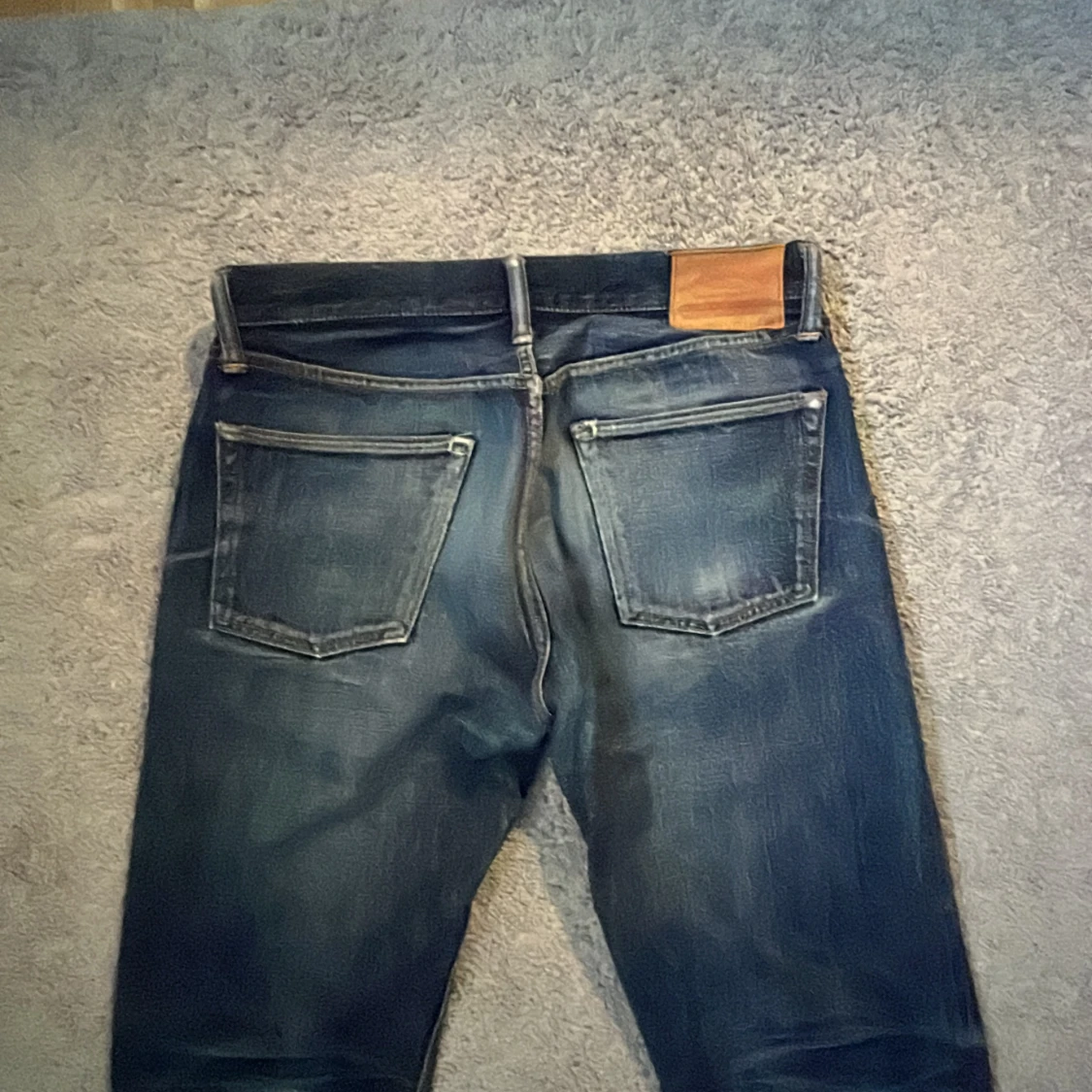 Mörkblå raka jeans med slitningar - 3