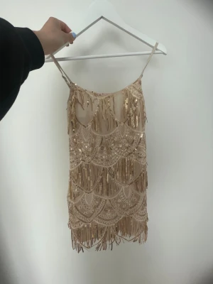Gatsby outfit  - Gatsby kläder. Använt ändast en gång, inga defekter. Klänningen är i storlek M. Köpt från Shein 