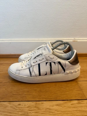 Valentino skor  - Säljer nu dessa fina valentino sneakers | Använda men fortfarande fint skick | Storlek 37 | 