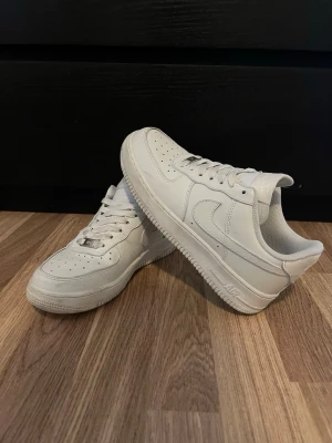 Nike Airforce 1 i fint skick - Säljer ett par vita Nike Air Force 1 i fint skick.  Skorna är sparsamt använda och fortfarande fräscha. Några små tecken på användning finns men inget som påverkar intrycket, de ser fortfarande riktigt bra ut på fot. Skolådan tillkommer!                                                               Storlek: 39                                                               Nypris: ca 1200 kr                                                   Mitt pris: 650 kr