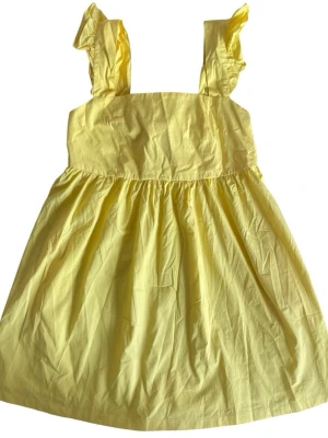 Klänning från MOHITO - Gul midi-klänning med volangaxelband rosettdetalj baktill, dragkedja på sidan, fickor på båda sidor 💛pytteliten rosa missfärgning, se bild, går troligen bort vid tvätt 💛Jag brukar ha strl XS-S för referens!