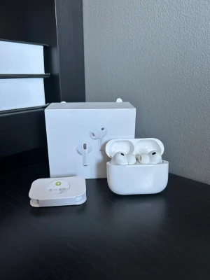 Airpods pro 3 - Säljer ett par riktigt schyssta Airpods pro 3. Perfekta för dig som vill ha premiumhörlurar från Apple utan att betala fullpris. Passar till pendling, gym och allt kring det vardagliga livet. Rätt till service med Applecare+ finns.  Skick - Mycket bra - sparsamt använda, inga repor eller skador. Färg - Vit  Funktion - ANC, transparency mode, batteri m.m Ingår - Hörlurar, laddare, box osv