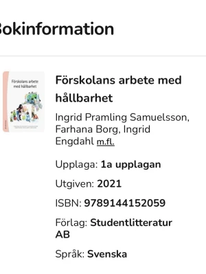 Förskolans arbete med hållbarhet - Kursbok på svenska om hållbarhetsarbete i förskolan, skriven av Ingrid Pramling Samuelsson m.fl. Första upplagan från 2021. Boken har ett vitt omslag med illustrationer och tryckt text. Perfekt för dig som pluggar pedagogik eller förskollärarutbildning.