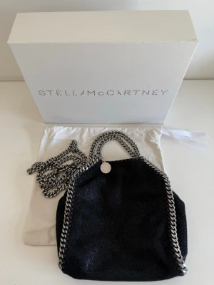 Stella McCartney väska - Säljer min Stella McCartney Falabella Tiny Tote Bag. Nypris 9187 kr, kvitto finns. 