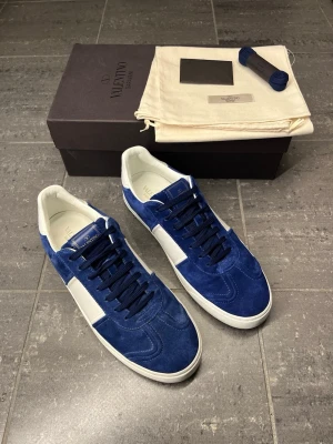 Royal blue Valentino flycrew nya - Skorna är endast använda ett fåtal gånger- iprincip helt nya. Storlek 43 kan passa 44. Självklart äkta! Saknas 2 nitar. Medföljer Box, dustbags, valentino kort och extra snören. Inga skambud - snabba affärer🤝