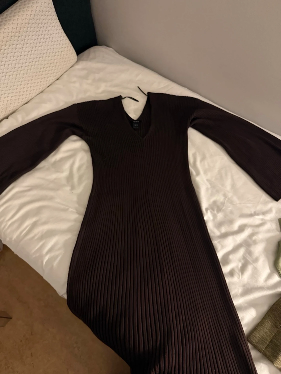 Brun ribbad långklänning med v-ringning - 1