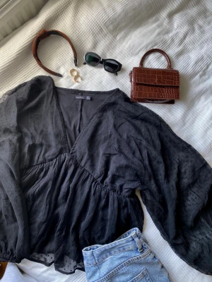 Blus med v-ringning - Svart blus från Boohoo med v ringning. Prickigt mönster och en luftig, flowy passform🖤 Aldrig använd!