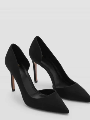 Svarta pumps från Mango - Säljer ett par klassiska svarta pumps från Mango med spetsig tå och höga klackar. Skorna är tillverkade i mocka och har en elegant och stilren design som passar perfekt till olika outfits. Perfekt för dig som gillar en tidlös look.