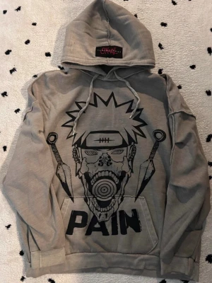 Naruto Pain Hoodie - Säljer en grå hoodie från Skoot. Avbildar karaktären Pain från Naruto. Hoodien har huva med dragsko och en stor magficka. Custom made, one of a kind, from Korea-based designer SKOOT.