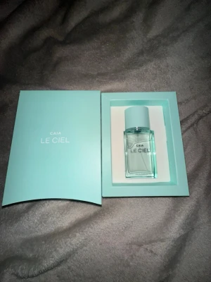 CAIA Le Ciel - En parfym från CAIA i doften Le Ciel, 50ml helt oanvänd.  En väldigt somrig, nytvättad och fräsch doft 💐Säljer på grund av att doften inte passade mig. Pris går att diskuteras 💕
