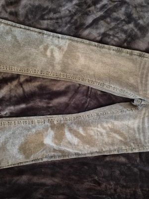 Grå jeans - Grå jeans med knappar på fickorna. Storlek 152.