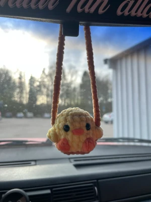 Virkad car hanger kyckling - Virkad ”car hanger” i form av en kyckling som är cirka 5 cm hög☺️ Perfekt att ha i bilen eller som dekoration hemma💗