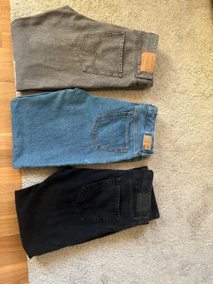 Jeans från Jack&Jones - Säljer 3 par schyssta jeans som passar till de mesta. Gråa Jack&jones W32 L32 125kr, blåa lager 157 storlek L 80kr, svarta Jack&jones W33 L32 125kr. Vid köp av all tre ligger pris summan på 300kr😁