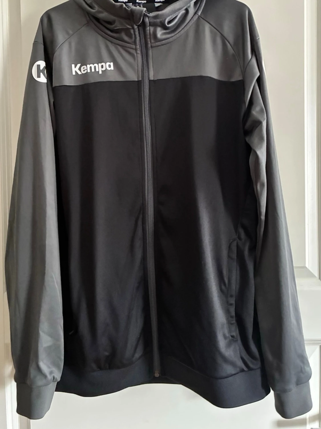 Svart och grå hoodie från Kempa
