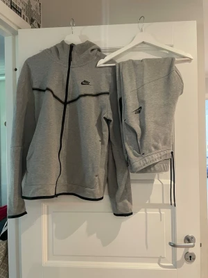 Grått Nike Tech Fleece det - Sääljer min gråa Nike Tech fleece storlek M❤️ pris kan diskuteras vid snabb affär❤️