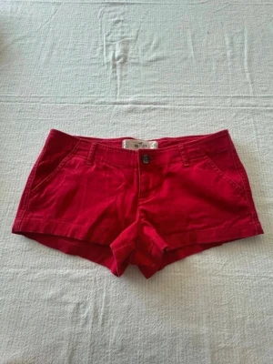 Lågmidjade jeansshorts - Lågmidjade jeansshorts i storlek S, midjemåttet är 38cm! 