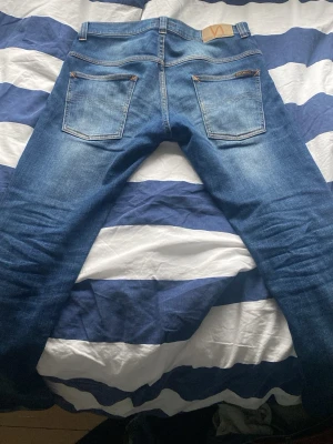 Nudie jeans - Feta blå nudie jeans i passformen Thin fin. Sitter som måtten som w 31 och L 30 men om du vill ha exakta mått eller undrar över något annat så fråga bara. Svarar alltid snabbt