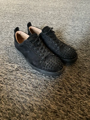 Svarta Louboutin skor  - Säljer ett par snygga o fräscha svarta loubs i storlek 43 dome lite smutsiga men d går att tvätta liten grej e väll att några spikar saknas men d oxå lätt att lösa 