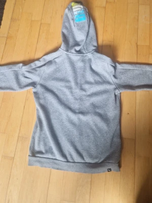 Puma zip hoodie grå - Jag säljer denna puma zip hoodien då jag inte använder den och att den inte passar mig. Den har jättesmå tecken på slitage men då måste man kolla noga