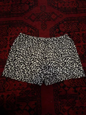 Simshorts - Simshorts som funkar perfekt för att både simma o ha idrott i. Har knappt använts, kmr tyvärr inte ihåg vart jag köpte den från