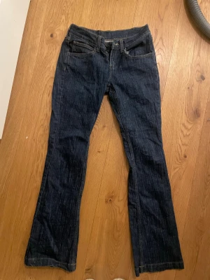 Lowwaist jeans - Jättesnygga jeans från brandy som inte kommrr till användning längre. Midjemått rakt över är 35 och innerbenet är 80