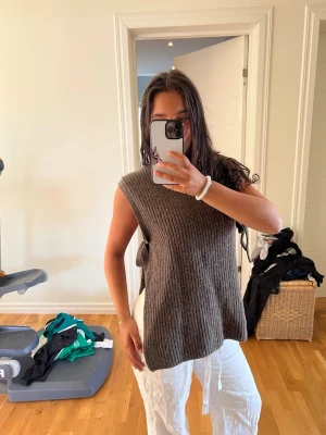 Stickad halterneck tröja - Superfin stickad tröja som ej går att köpa längre. Den är skön, varm och fin på sidan. Samt mycket stretchig. Aldrig använd