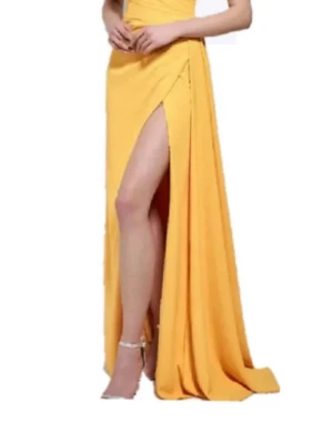 Gul långklänning med slits - Snygg gul långklänning med hög slits på sidan som ger en cool och elegant look. Klänningen har en figurnära passning och är ärmlös, perfekt för dig som vill sticka ut. Materialet känns mjukt och följsamt mot kroppen. Klänning har använts en gång tidigare och nypris är 4200kr