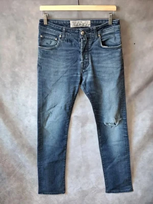 Blå slim jeans från Jacob Cohen - Snygga blå slim jeans från Jacob Cohen med slitning. Modell (688). Sitter slim fit med lite stretch. Bra skick, inga defekter. Skriv vid frågor. Fraktas inom 24h
