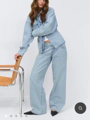 Ultra Low waist wide jeans  - Ett par trendiga ljusblåa lågmidjade jeans med vida ben från Gina tricot. De är helt nya, bara använt någon enstaka gång, säljer för att de inte passade mig :). Nypris är 400 kr, säljer för 300 kr 😃